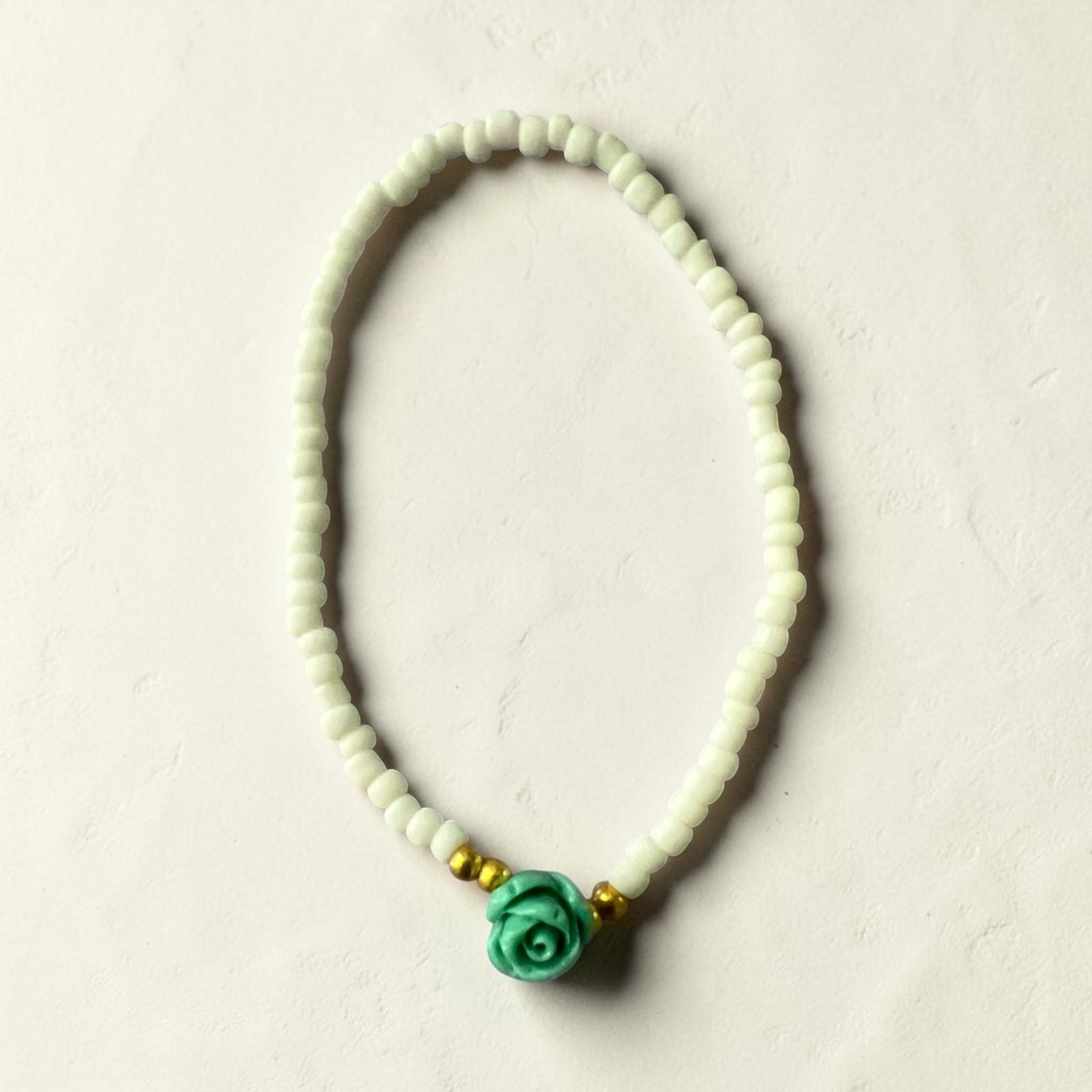 Beaded bracelet with flower